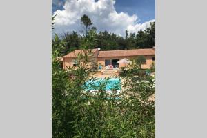 Logement avec terrasse attenant à une villa