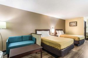 Double Room with Two Double Beds - Non-Smoking room in Econo Lodge Clinton