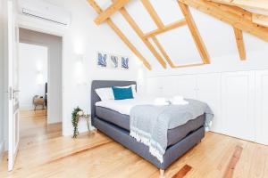 Bright 3BR Flat w AC in City Center by LovelyStay