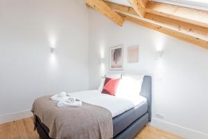 Bright 3BR Flat w AC in City Center by LovelyStay