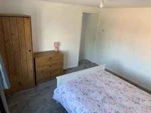 5 Bedroom House with outdoor space - Great Warley Street