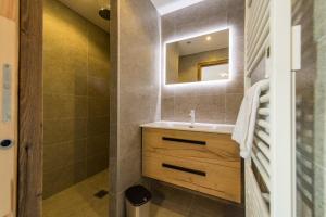 Chalets CAPRICORNE - Chalet sur les pistes avec sauna et home cinema : photos des chambres