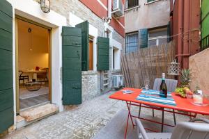 SNUG APARTMENT WITH PRIVATE COURTYARD M0270422677