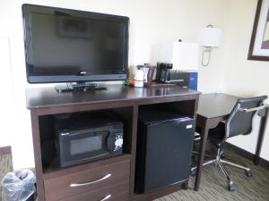 King Room - Non-Smoking room in Baymont by Wyndham Eau Claire WI