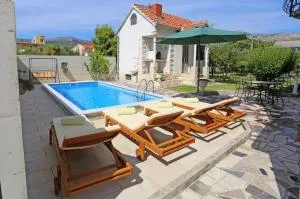 Apartment Ana with private pool - Mravince