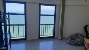 Apartamento na avenida da praia Martim de Sá com vista infinita pro mar em todos os cômodos.No 3o. quiosque próximo a prainha.Sinta-se na praia ouvindo o barulho das ondas e música dos quiosques.Com piscina adulto e infantil.