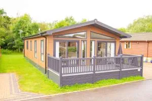 Penny Lodge with Hot Tub - Scagglethorpe