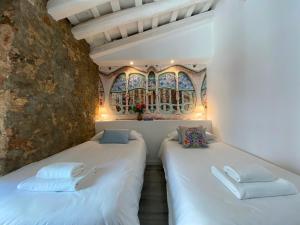 The Yellow House by MyRentalHost