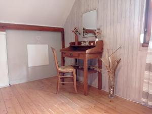 chambre campagnarde du grès rouge de BEAUVAL