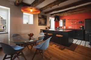 Appartements Cosy family nest in the medieval town : Appartement en Duplex