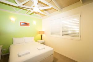 BEACHBREAK - 100m to beach - sleeps 6