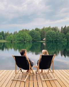 Saarjärve Väike Puhkemaja järve ääres