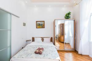 Навпроти Вернісажу біля Оперного вулиця Театральна 26 є балкон та інернет