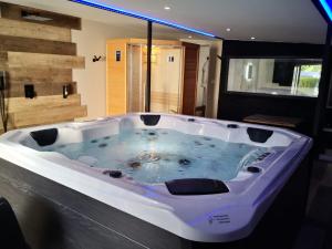 B&B / Chambres d'hotes V&Spa chambres d'hotes avec spa et sauna privatifs : photos des chambres