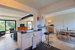 GITE ROSCLEDAN contemporain, 3 chambres idéalement situé