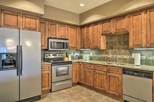 Branson Condo with Balcony, 3 Miles to Downtown