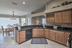 Putting Green and BBQ Modern Lake Havasu Oasis!