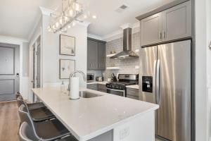 The Palm Suite at 124 Spring