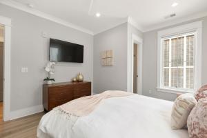 The Palm Suite at 124 Spring