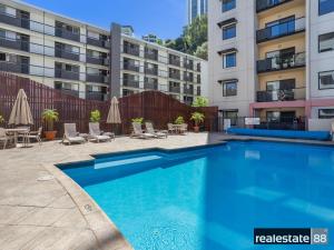 302 Wonderful Waldorf Poolgym
