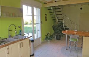 Maisons de vacances Gorgeous Home In Montreuil Bellay With Kitchen : photos des chambres