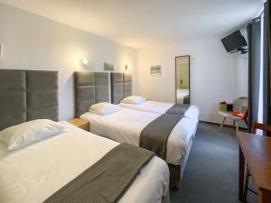 Hotels Hotel Les Tilleuls de Pareloup a Salles-Curan : Chambre Triple