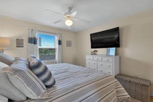 2bd 2ba 1st floor condo WALK TO BEACH