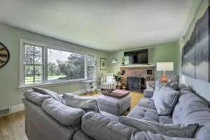 Hampton Quiet Corner Cottage with Fireplace and Yard - Thompson