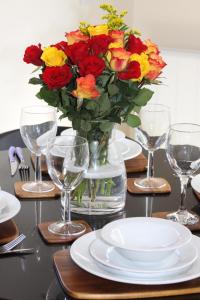 City Centre Town House with Riverside Views and Free Parking 1BAK