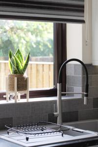 City Centre Town House with Riverside Views and Free Parking 1BAK