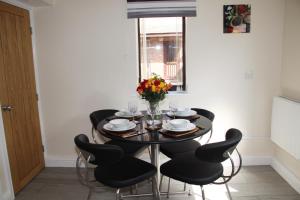 City Centre Town House with Riverside Views and Free Parking 1BAK