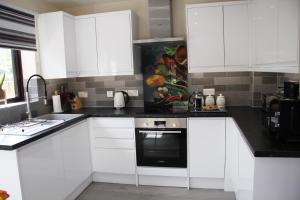 City Centre Town House with Riverside Views and Free Parking 1BAK