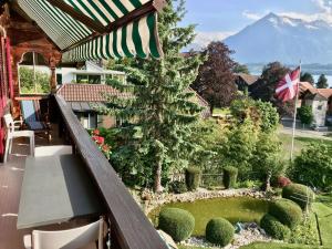 Chalet Oberhofen am Thunersee, 4 Sterne Privatwohnung, 2 Schlafzimmer, gratis Parkplatz, Seeblick