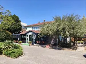 蒙彼利埃贝拉格法斯特酒店 - 卡斯特里