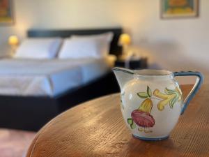 Zimmer mit Kingsize-Bett und Seeblick