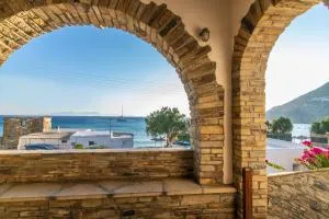 Traditional house by the sea - Istérnia