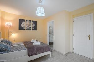 YELLOW 3 bedroom large apartment for 10 guests