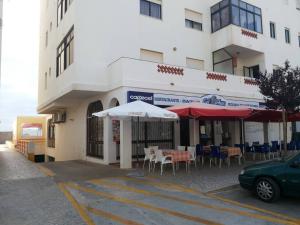 Quarteira 1-Bed Sleeps 4 Parking 1 min to Beach