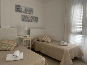 Billys Beachfront Apartment with pool access