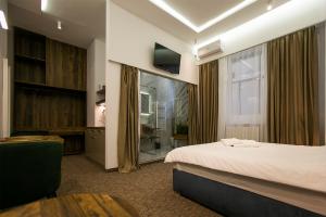 East & West Apartments