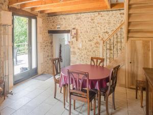 Maisons de vacances Stone holiday home in Saint Cernin de l Herm with pool : photos des chambres