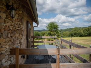 Maisons de vacances Stone holiday home in Saint Cernin de l Herm with pool : photos des chambres