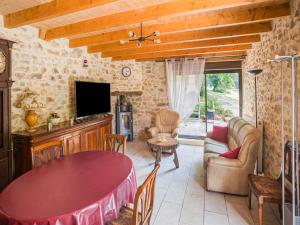 Maisons de vacances Stone holiday home in Saint Cernin de l Herm with pool : photos des chambres