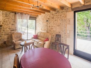 Maisons de vacances Stone holiday home in Saint Cernin de l Herm with pool : photos des chambres