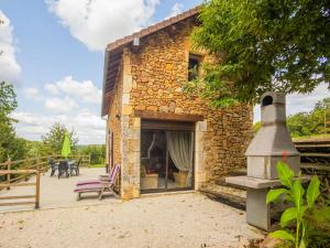 Maisons de vacances Stone holiday home in Saint Cernin de l Herm with pool : photos des chambres