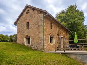 Maisons de vacances Stone holiday home in Saint Cernin de l Herm with pool : photos des chambres