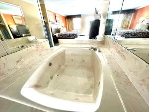 King Room with Spa Bath room in Luxury Inn Liberty