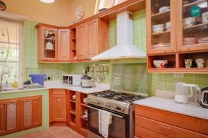 300m from beach - Luxury Mediterranean Holiday House - Pets Welcome