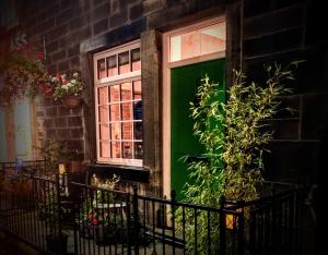 Hebden Bridge - House - Sleeps 8 - Pet Friendly