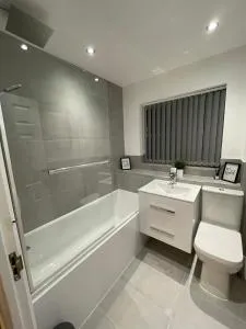 Modern 2 bed house Cannock Perfect for contractors Business Travellers Short Stays Driveway for 2 vehicles Close to M6 M54 i54 A5 A38 McArthur Glen Designer Outlet - 彭克里奇
